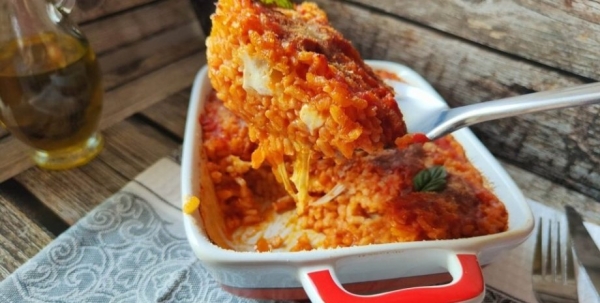 Сытное блюдо со свежими овощами: рецепт запеченного риса с сыром и томатами