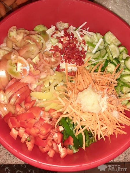 Рецепт: Салат из зеленых и бурых помидор - По домашнему