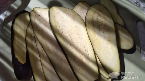 Рецепт: Рулетики из баклажан с творожным сыром и орехами — с чесноком