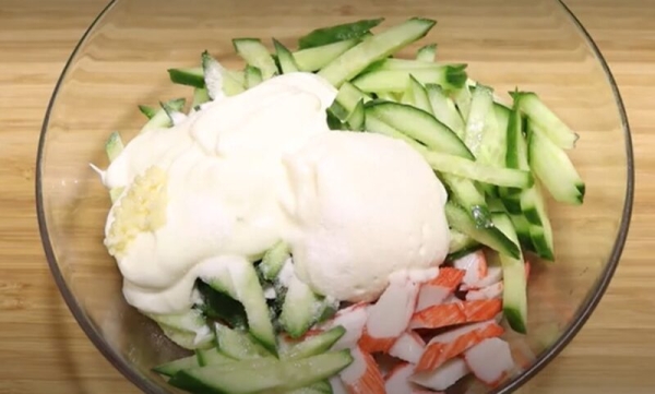 Салат из крабовых палочек «Летняя свежесть». Просто, вкусно и быстро