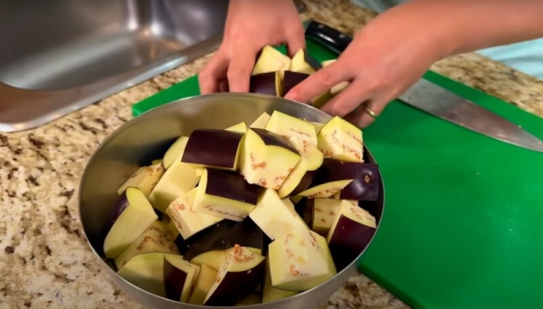 Сразу и закуска и гарнир. Шикарный рецепт из баклажанов с чесноком