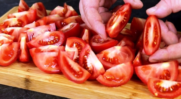 Просто нарежьте помидоры. Готовлю такой салат каждый день: всё дело в шикарном маринаде