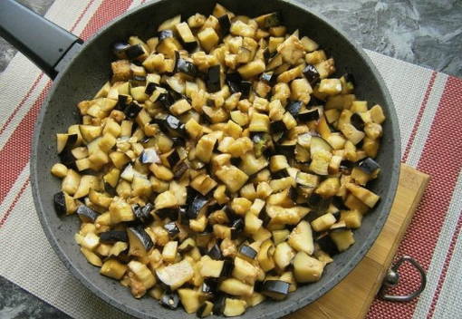 Жареные баклажаны с чесноком на сковороде