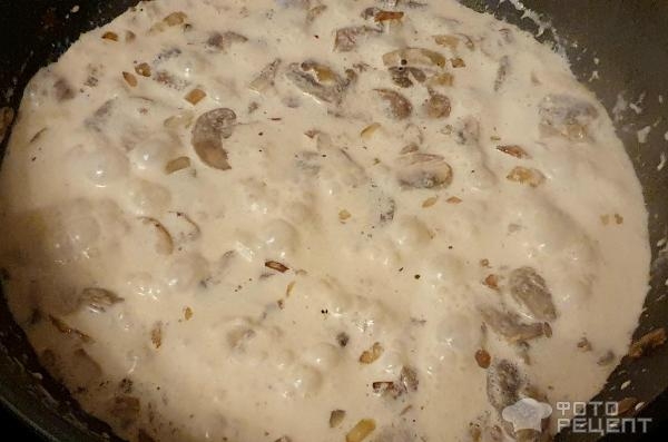Рецепт: Соус из шампиньонов - белый грибной соус со сливкамим