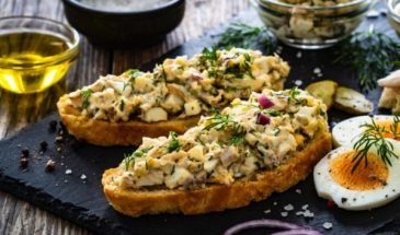 Такой вкуснятины вы еще не ели: готовим роскошный салат из копченой скумбрии