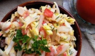 Салат с крабовыми палочками и пекинской капустой