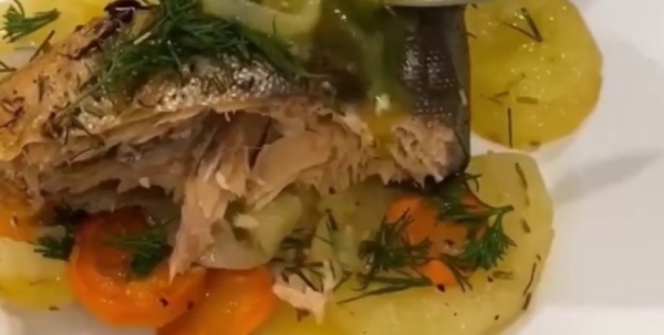 Рыба, запеченная с картофелем: рецепт легкого и очень вкусного ужина