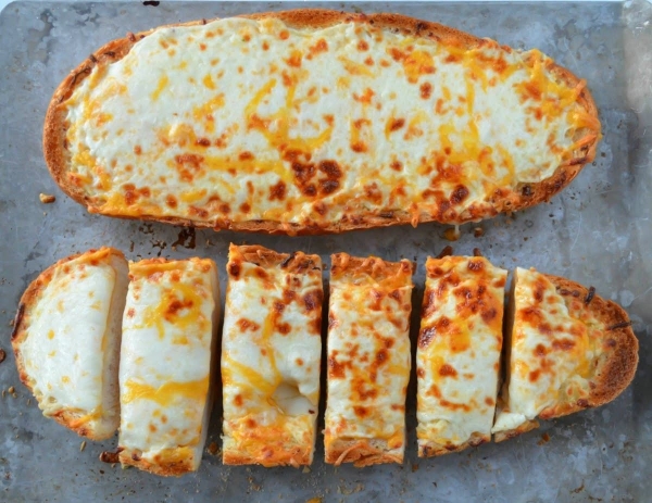 Чесночно сырный багет – простое блюдо из доступных ингредиентов