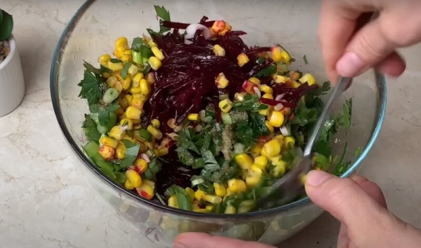 Беру 2 свеклы, банку кукурузы и лук. Новый салат из свеклы на каждый день: рецепт за 5 минут