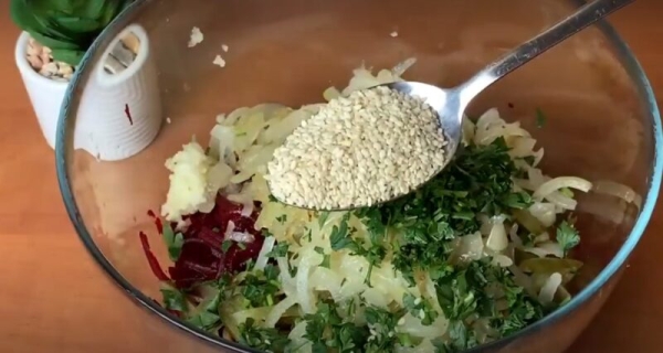 Вкусный салат из свеклы на каждый день. Готовится за 5 минут, съедят за минуту