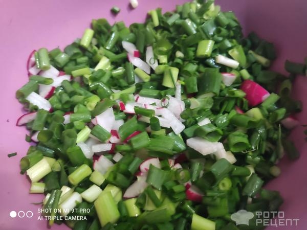 Рецепт: Овощной салат с тунцом - С зеленью и яйцом.