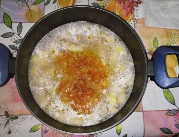 Рассольник с перловкой и солеными огурцами классический