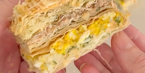 «Наполеон» с тунцом и сыром: простой рецепт оригинальной закуски (видео)