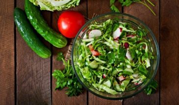 Обязательно сохраните этот рецепт: простой весенний салат из молодой капусты и редиса