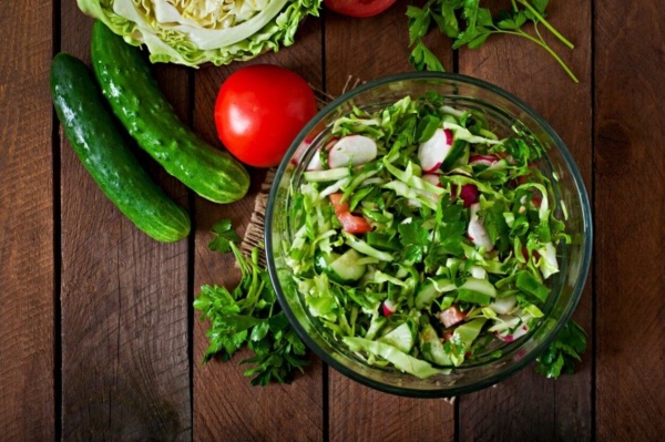 Обязательно сохраните этот рецепт: простой весенний салат из молодой капусты и редиса