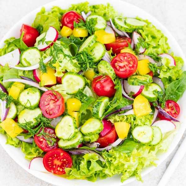 Свежесть на тарелке: из чего приготовить весенний салат