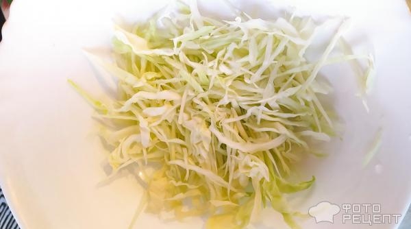 Рецепт: Салат с капустой, огурцами - С болгарским перцем и зеленью.