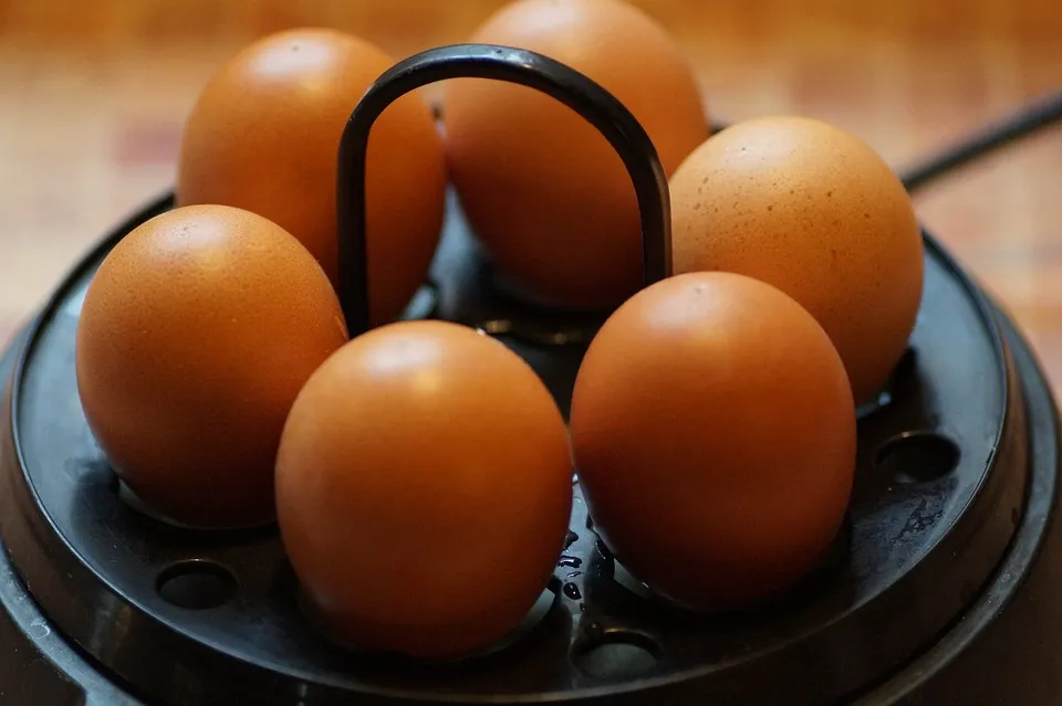 Не всегда знают даже опытные хозяйки: зачем прокалывать яйца перед варкой
