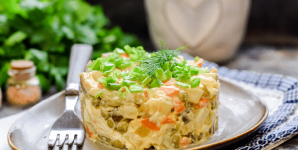 Праздничные блюда: салат «Столичный» с курицей и консервированным горошком