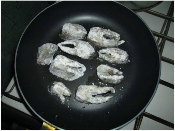 Жареная рыба на сковороде