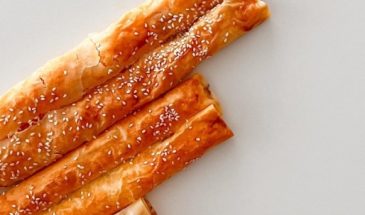 Классика греческой кухни: рецепт роллини с курицей и сыром (видео)