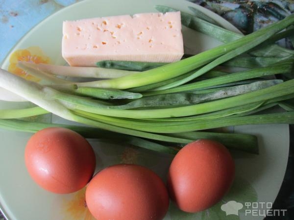 Рецепт: Заливной пирог - с яйцами, зеленым луком и сыром