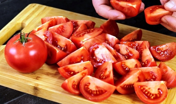 Просто нарежьте помидоры дольками. Рецепт, который я буду готовить всё лето: вкусно и быстро