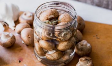 Топ консервация, которую нужно успеть сделать в октябре: рецепт маринованных шампиньонов