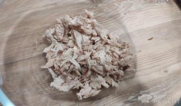 Рецепт: Салат с курицей и консервированным горошком — с пассированным луком и морковью