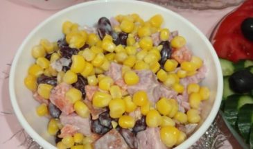 Рецепт: Салат «Фасоль с копченой колбасой» — Этот праздничный салат в Новый год съедают быстрее, чем знаменитый оливье!