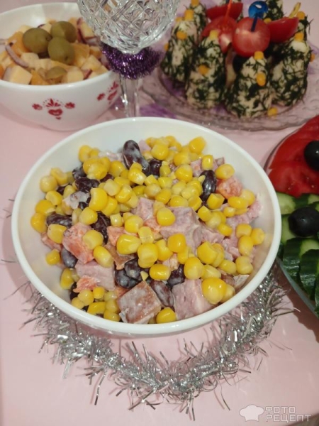 Рецепт: Салат «Фасоль с копченой колбасой» — Этот праздничный салат в Новый год съедают быстрее, чем знаменитый оливье!