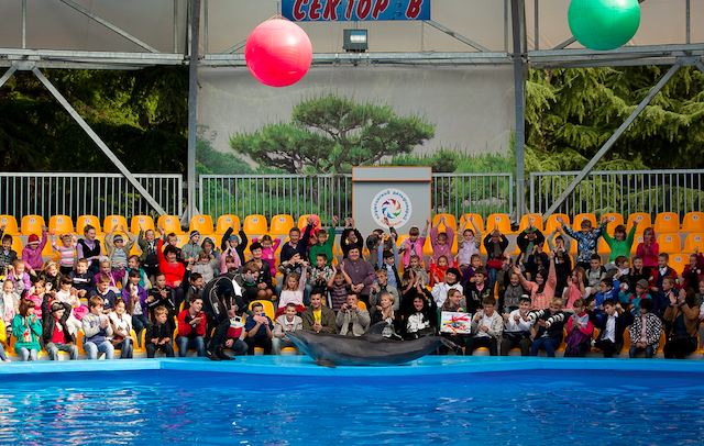 Дети из Алуштинского интерната посетили дельфинарий