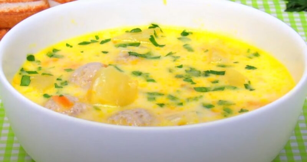 Семья просит каждый день. Сырный суп с фрикадельками: рецепт, который заходит всем