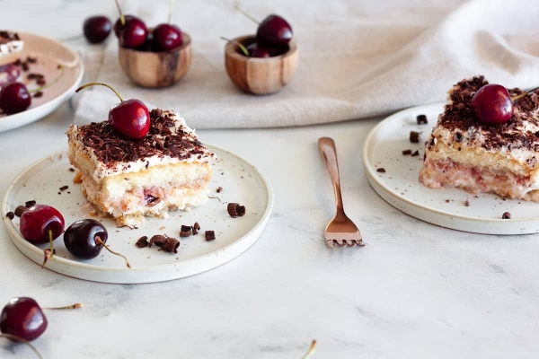 Десерт из замороженной вишни – рецепт торта за 20 минут