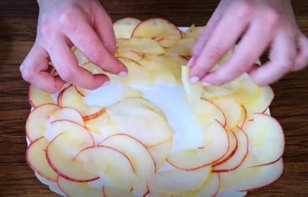 Шарлотка: новый рецепт яблочного пирога. Вкусно и красиво