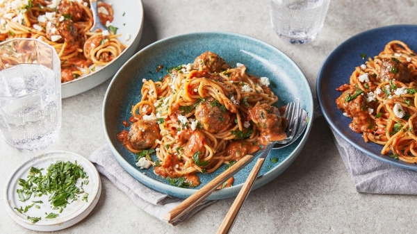 Вы не выгоните никого из-за стола: скорый ужин с митболами и спагетти за считанные минуты