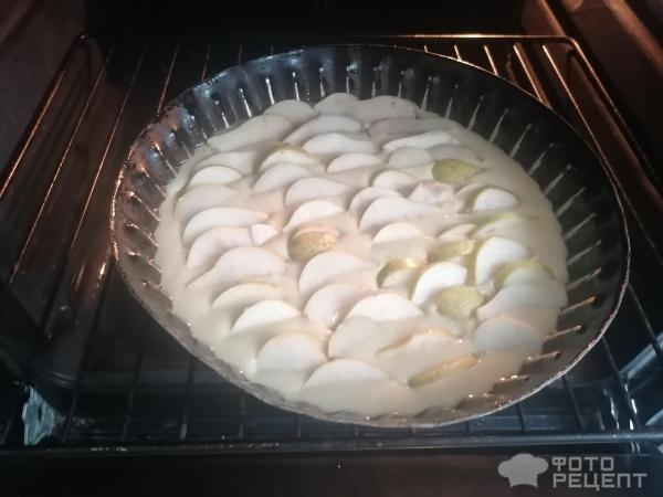 Рецепт: Простой грушевый пирог - на кефире с манкой