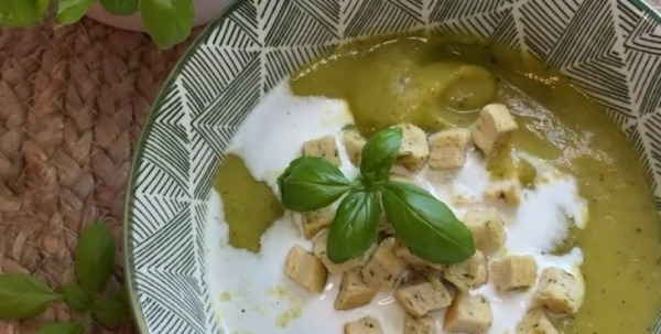 Сезонные блюда: рецепт крем-супа из кабачков с гренками