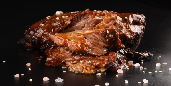 Запеченная грудинка: рецепт вкусного мясного блюда