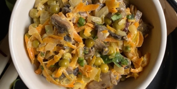 Бюджетно и вкусно: рецепт салата с грибами и зеленым горошком