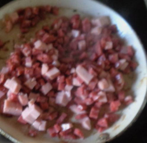 Солянка с колбасой, солеными огурцами и картошкой классическая