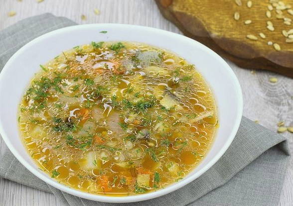 Классический рассольник с перловкой и огурцами