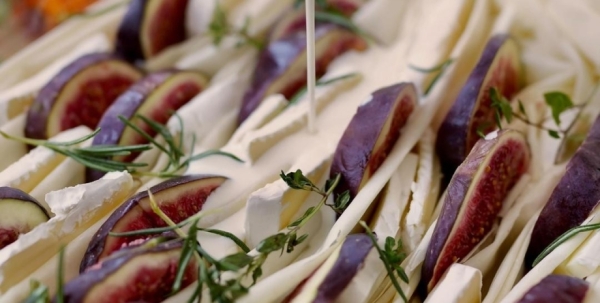 Сморщенный пирог с инжиром и камамбером: простой рецепт удивительной выпечки (видео)