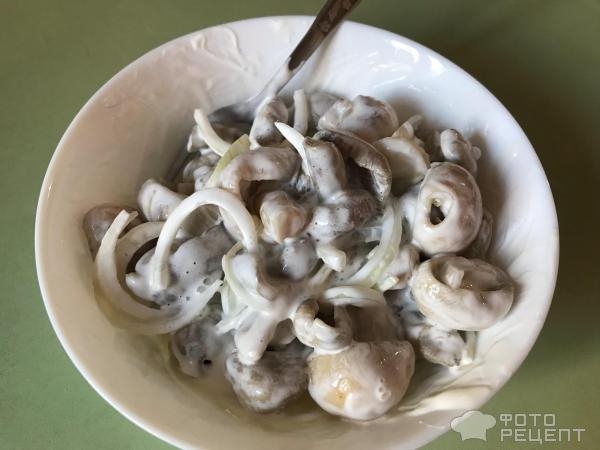 Рецепт: Салат с солеными грибами - Очень простой и вкусный! Быстро готовится, быстро съедается!