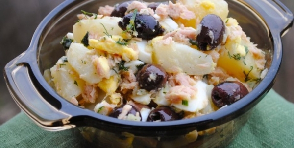 Испанская кухня. Рецепт салата с тунцом и оливками