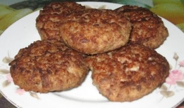 Котлеты из куриных желудков на сковороде