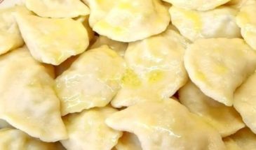 Несладкие вареники с творогом: рецепт сытного блюда