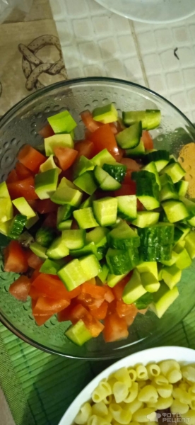 Рецепт: Салат из помидоров, огурца и авокадо со сметаной - Быстрый, вкусный и полезный салат