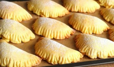 Такая выпечка всегда идёт на ура. Это так просто: вкусное печенье с начинкой из творога
