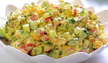 Новый вкус привычного салата с крабовыми палочками. Всё дело в заправке: делюсь рецептом